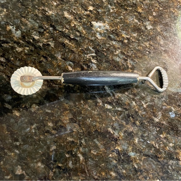 Vintage Pie Wheel and Crimper - Picture 2 of 6
